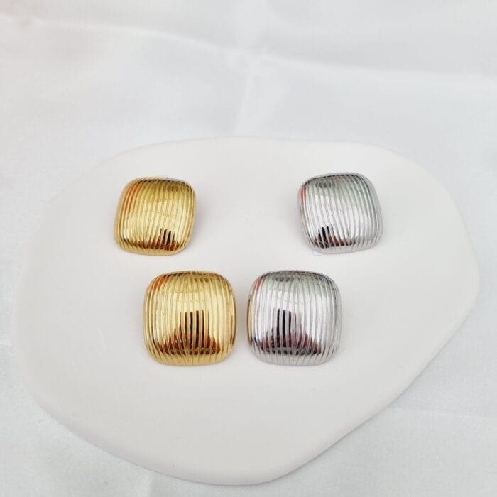 20240408_133225 Ατσάλινα σκουλαρίκια τετράγωνα ριγέ - Image 1