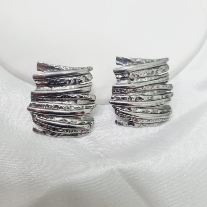 Ατσάλινα σκουλαρίκια ανάγλυφα - Image 3