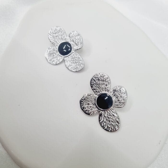 20241022_180554 Ατσάλινα σκουλαρίκια λουλούδια με μαύρο σμάλτο - Image 1