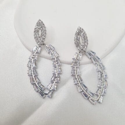 Κρεμαστά σκουλαρίκια με διάφανα κρύσταλλα και στρας