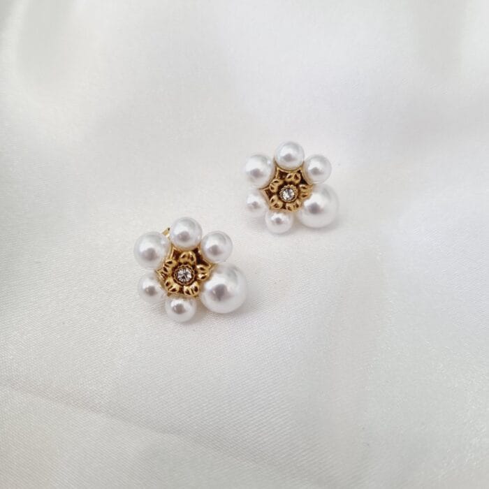 20241212_131452 Ατσάλινα σκουλαρίκια λουλούδια με πέρλες και στρας - Image 1