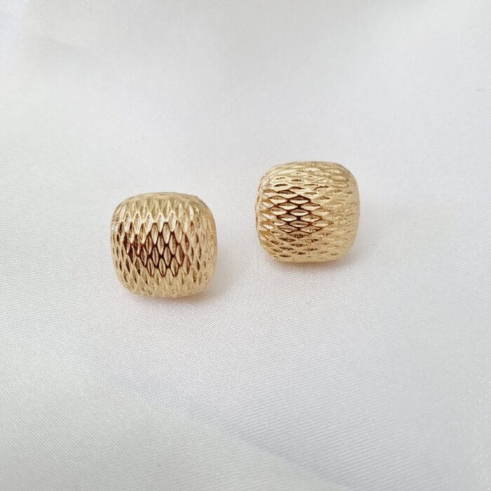 20241212_133303 Ατσάλινα σκουλαρίκια κουμπιά ρόμβος ανάγλυφα - Image 1