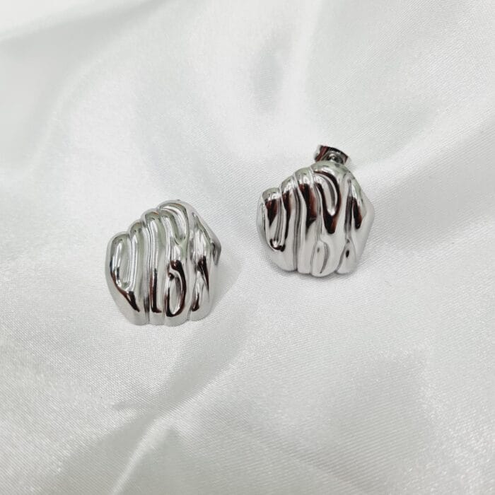 20241212_174342 Ατσάλινα στρόγγυλα σκουλαρίκια ανάγλυφα - Image 1