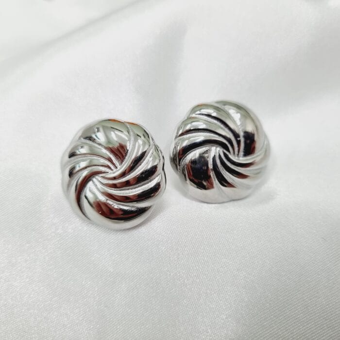 Ατσάλινα στρόγγυλα σκουλαρίκια γυριστά - Image 1