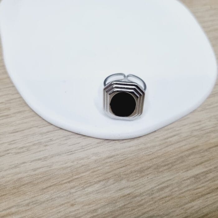 Ατσάλινο δαχτυλίδι με μαύρο σμάλτο - Image 2