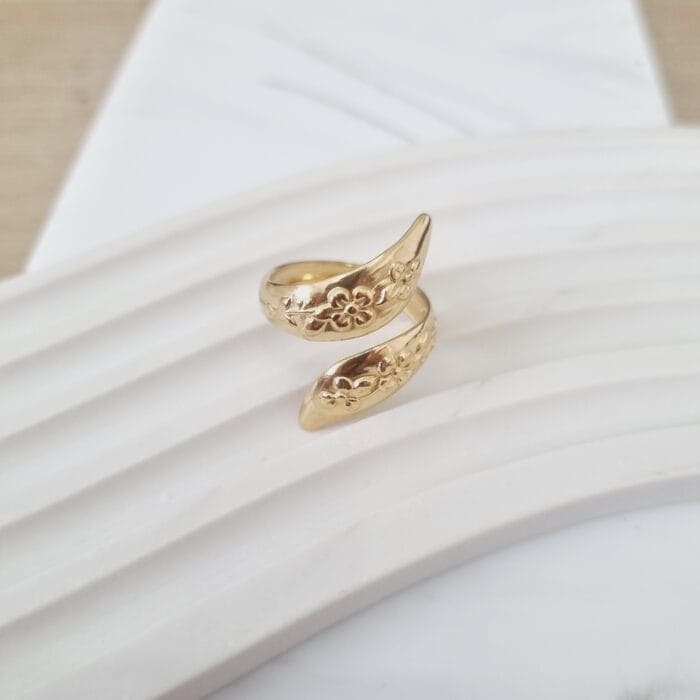 20250311_103710 Ατσάλινο δαχτυλίδι με ανάγλυφα λουλούδια - Image 1