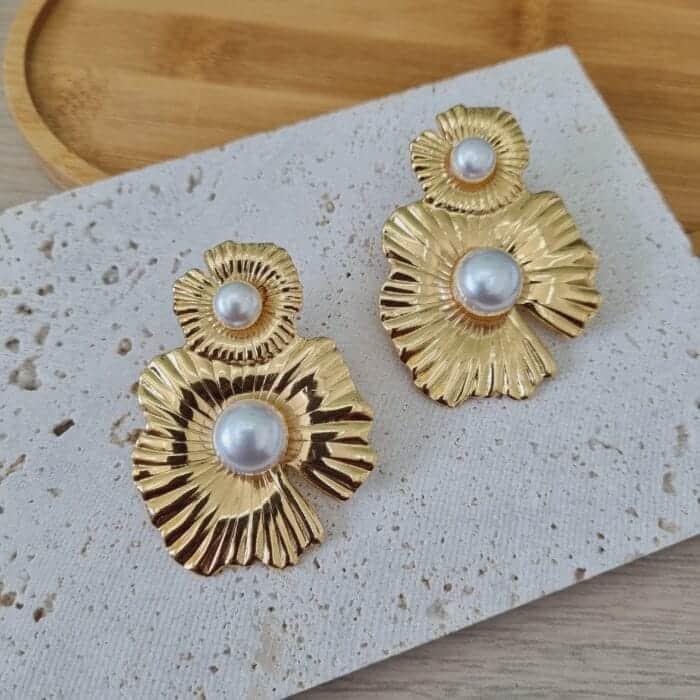 20250311_125248 Ατσάλινα κρεμαστά σκουλαρίκια με λουλούδια και πέρλες - Image 1