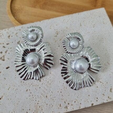 Ατσάλινα κρεμαστά σκουλαρίκια με λουλούδια και πέρλες