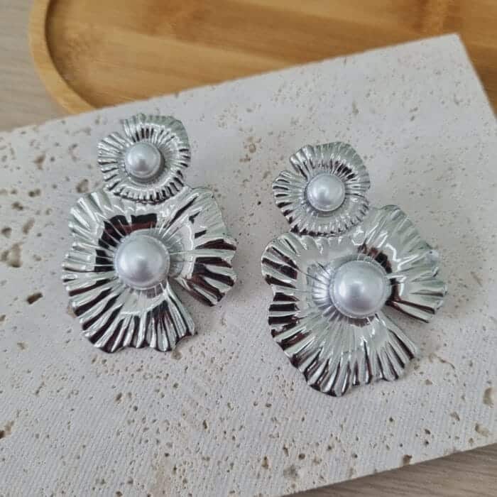 20250311_134506 Ατσάλινα κρεμαστά σκουλαρίκια με λουλούδια και πέρλες - Image 1