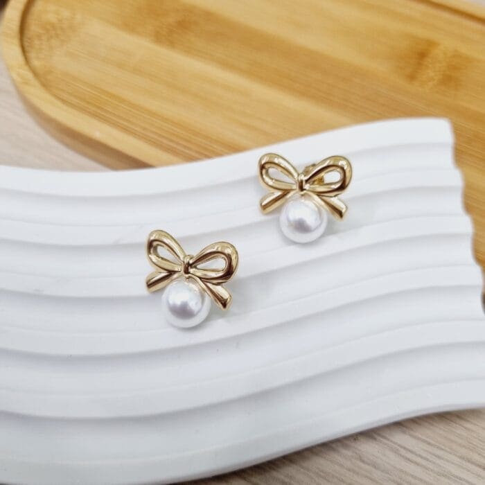 Ατσάλινα σκουλαρίκια φιογκάκια με πέρλες - Image 1