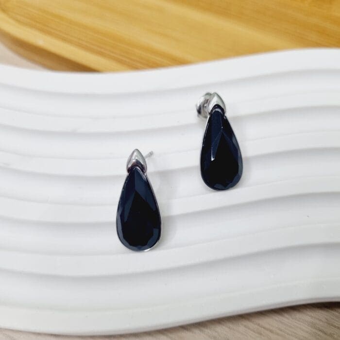 Ατσάλινα σκουλαρίκια σταγόνες με μαύρα κρύσταλλα - Image 1