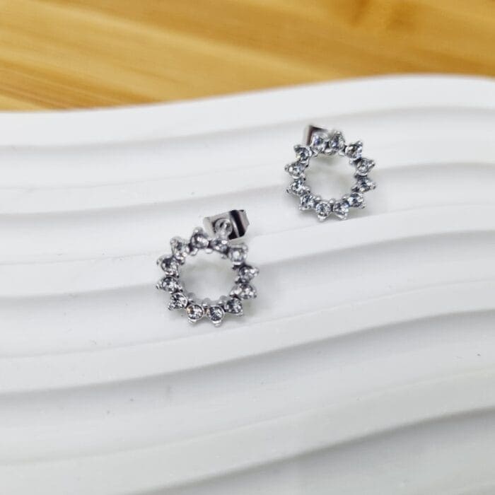 20250311_185626 Ατσάλινα σκουλαρίκια στεφανάκια με διάφανα στρας - Image 1