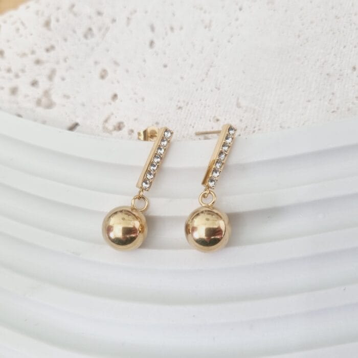 Ατσάλινα σκουλαρίκια με κρεμαστές μπίλιες και διάφανα στρας - Image 1