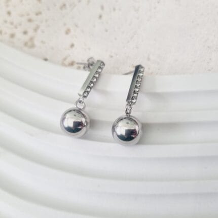 Ατσάλινα σκουλαρίκια με κρεμαστές μπίλιες και διάφανα στρας