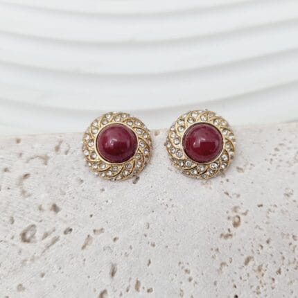 Ατσάλινα σκουλαρίκια στρόγγυλα με κόκκινη πέρλα και διάφανα στρας