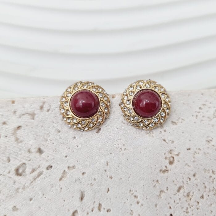 20250312_134902 Ατσάλινα σκουλαρίκια στρόγγυλα με κόκκινη πέρλα και διάφανα στρας - Image 1