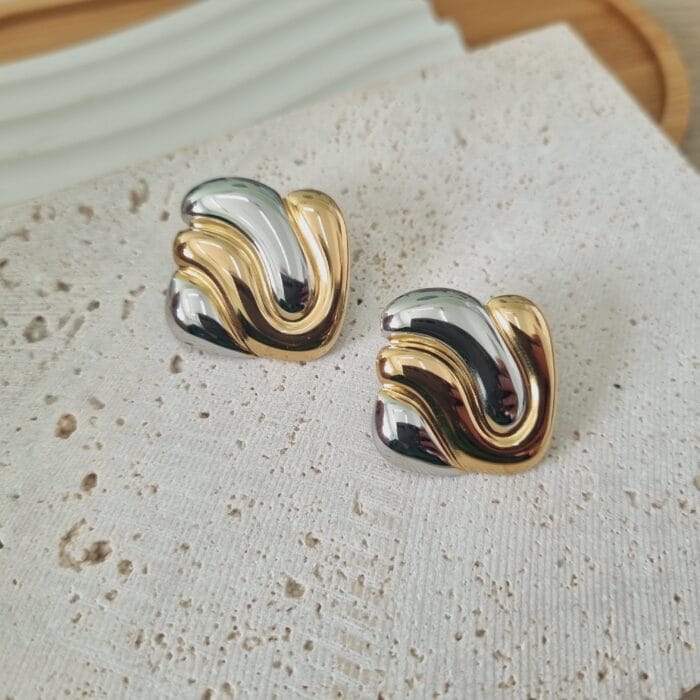 20250312_142746 Ατσάλινα σκουλαρίκια τετράγωνα ανάγλυφα - Image 1