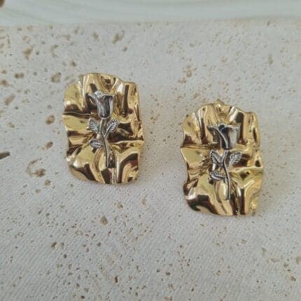 Ατσάλινα σκουλαρίκια τσαλακωμένα τετράγωνα με τριαντάφυλλα