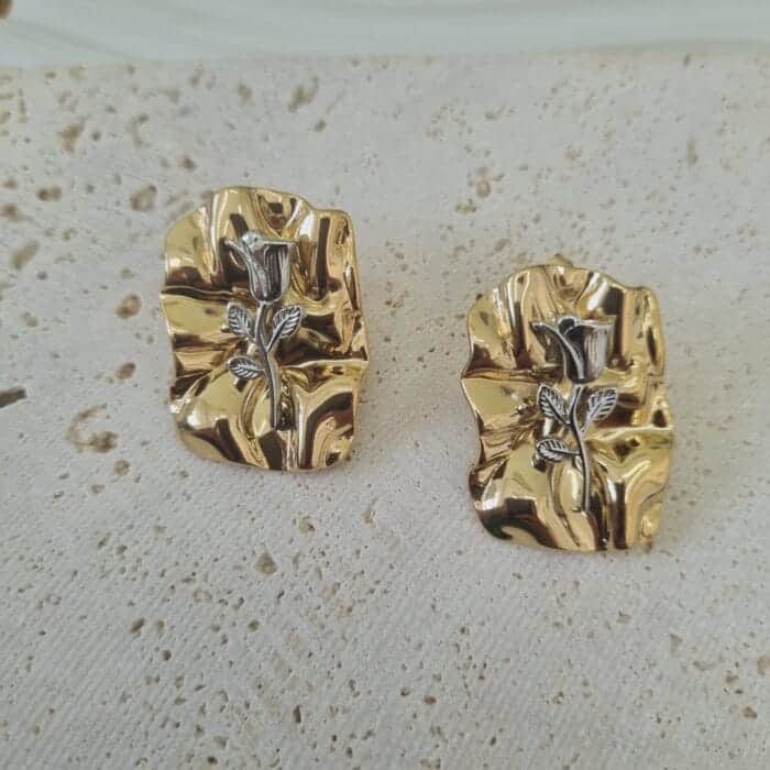 20250313_113817 Ατσάλινα σκουλαρίκια τσαλακωμένα τετράγωνα με τριαντάφυλλα - Image 1