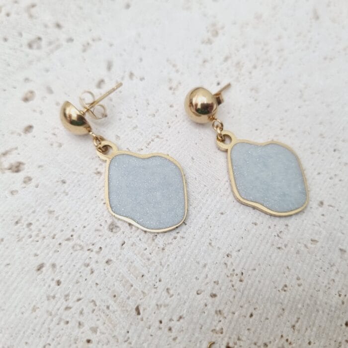 20250414_151307 Ατσάλινο κρεμαστό σκουλαρίκι με ακανόνιστο στοιχείο με άσπρο σμάλτο με χρυσόσκονη - Image 1