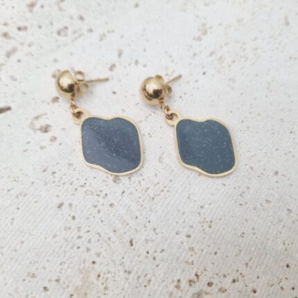 Ατσάλινο κρεμαστό σκουλαρίκι με ακανόνιστο στοιχείο με γκρι σμάλτο με χρυσόσκονη