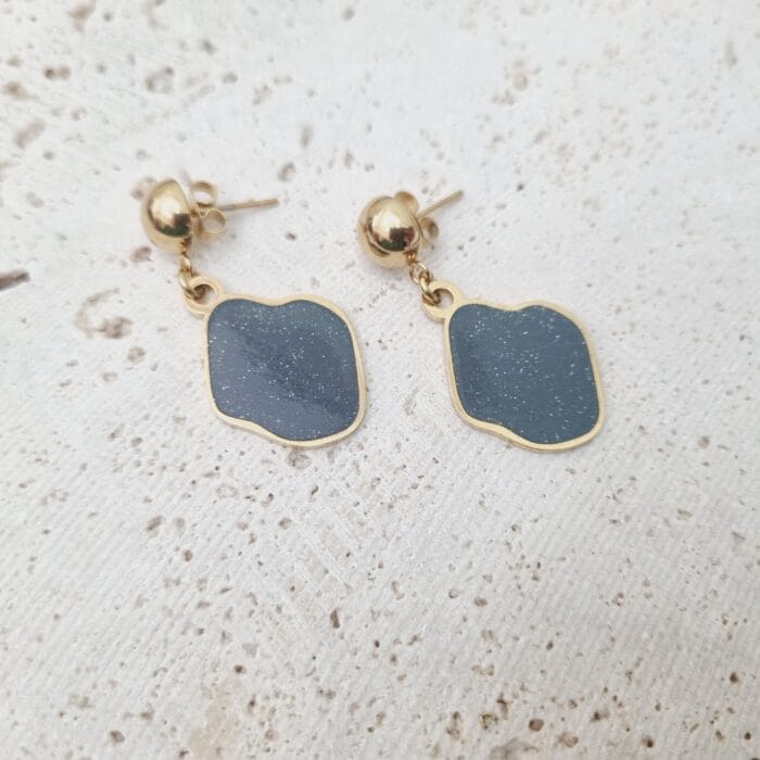 Ατσάλινο κρεμαστό σκουλαρίκι με ακανόνιστο στοιχείο με γκρι σμάλτο με χρυσόσκονη - Image 1