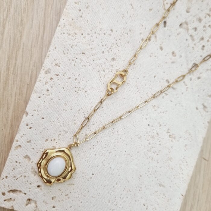 Ατσάλινο κολιέ με ακανόνιστο στοιχείο με άσπρη πέτρα - Image 1