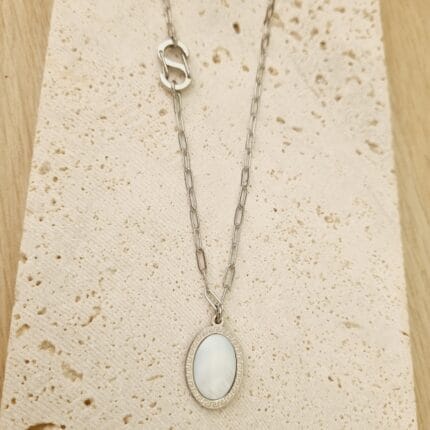 Ατσάλινο κολιέ με οβάλ στοιχείο με άσπρη πέτρα