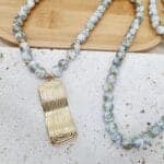 Μακρύ κολιέ με ατσάλινο ανάγλυφο στοιχείο και γυάλινες χάντρες - Image 2