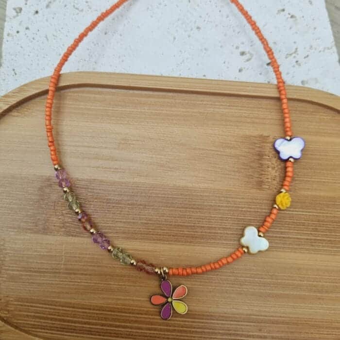 Κολιέ από χάντρες με λουλούδι και πεταλούδες - Image 3