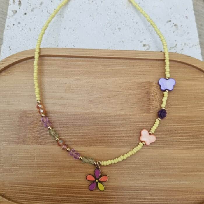 Κολιέ από χάντρες με λουλούδι και πεταλούδες - Image 1