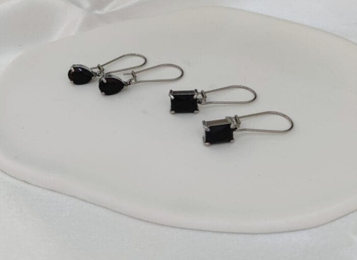 Ατσάλινα σκουλαρίκια με μαύρα κρύσταλλα - Image 1