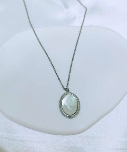 Ατσάλινο κολιέ με οβάλ στοιχείο