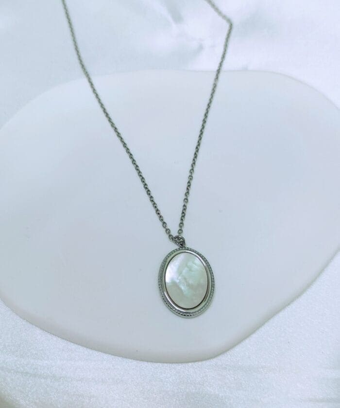 Ατσάλινο κολιέ με οβάλ στοιχείο - Image 1