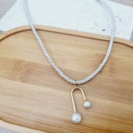 Ατσάλινο κολιέ με ατσάλινο στοιχείο με πέρλες σε στριφτό κορδόνι