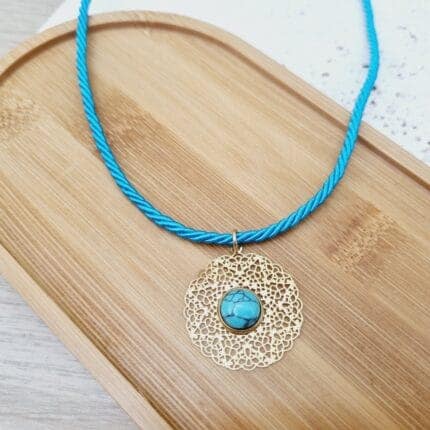 Ατσάλινο κολιέ με στρόγγυλο στοιχείο με ημιπολύτιμο λίθο σε στριφτό κορδόνι