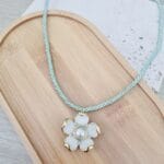 Ατσάλινο κολιέ με λουλούδι με πέρλες σε στριφτό κορδόνι - Image 2