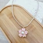 Ατσάλινο κολιέ με λουλούδι με πέρλες σε στριφτό κορδόνι