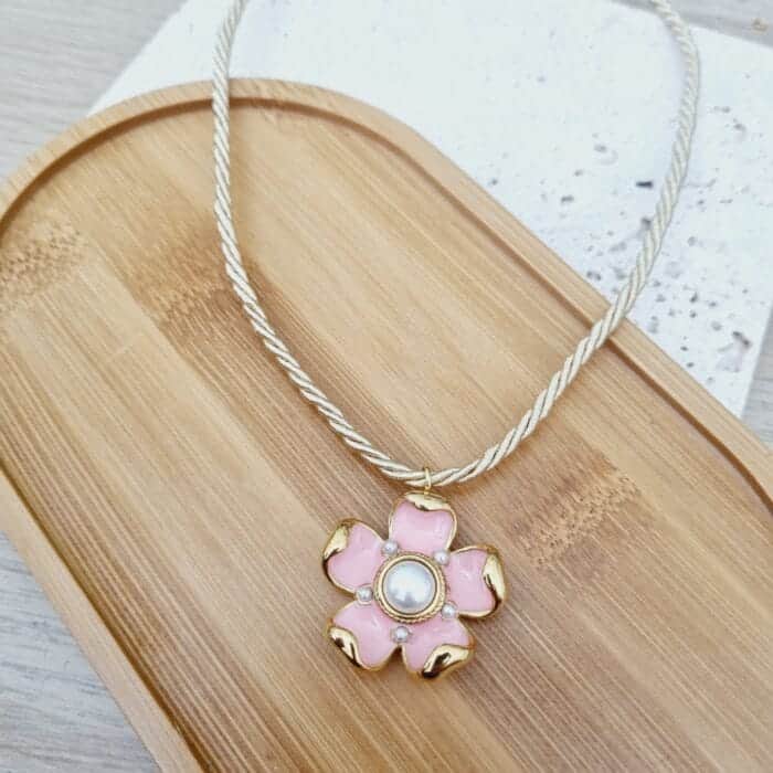 Ατσάλινο κολιέ με λουλούδι με πέρλες σε στριφτό κορδόνι - Image 1