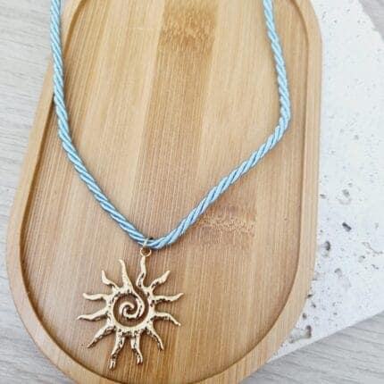 Ατσάλινο κολιέ με ήλιο σε στριφτό κορδόνι