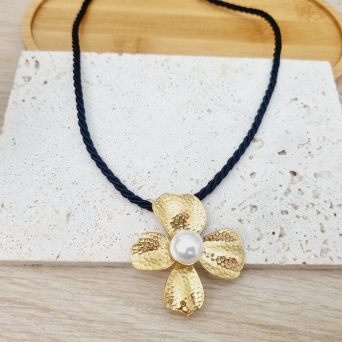 20250523_133101 Ατσάλινο κολιέ με λουλούδι με πέρλα σε στριφτό κορδόνι - Image 1