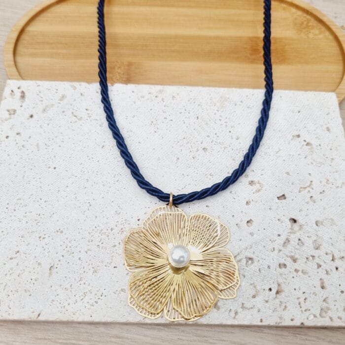 Ατσάλινο κολιέ με λουλούδι με πέρλα σε στριφτό κορδόνι - Image 2