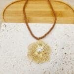 Ατσάλινο κολιέ με λουλούδι με πέρλα σε στριφτό κορδόνι