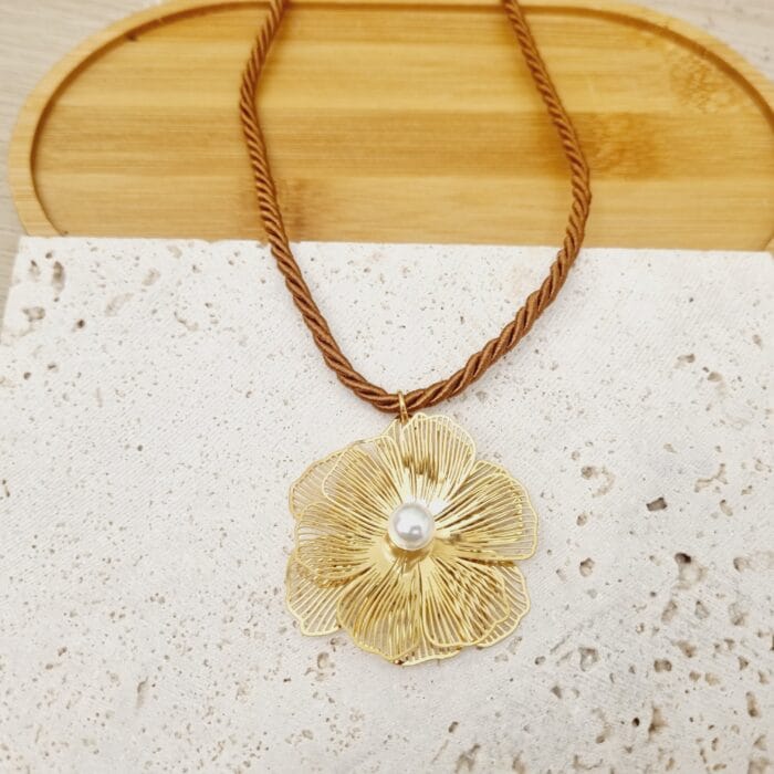 Ατσάλινο κολιέ με λουλούδι με πέρλα σε στριφτό κορδόνι - Image 1