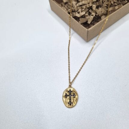 Ατσάλινο κολιέ με οβάλ στοιχείο με σταυρό με μαύρα στρας