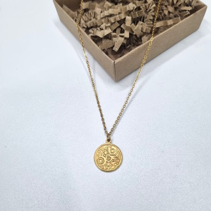 20251002_2025132 Ατσάλινο κολιέ με στρόγγυλο στοιχείο με ανάγλυφα σχέδια - Image 1