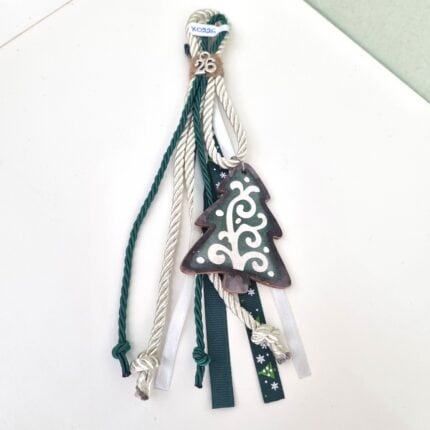 Κρεμαστό Γούρι 2026 - Χριστουγεννιάτικο Δέντρο με εκρού και πράσινο κορδόνι