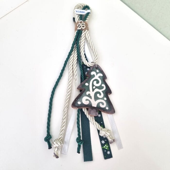 Κρεμαστό Γούρι 2026 - Χριστουγεννιάτικο Δέντρο με εκρού και πράσινο κορδόνι - Image 1