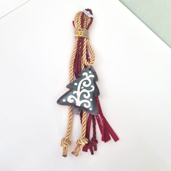 88 Κρεμαστό Γούρι 2026 - Χριστουγεννιάτικο Δέντρο με χρυσό και κόκκινο κορδόνι - Image 1