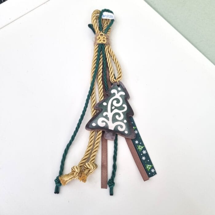 89 Κρεμαστό Γούρι 2025 - Χριστουγεννιάτικο Δέντρο με χρυσό και πράσινο κορδόνι - Image 1